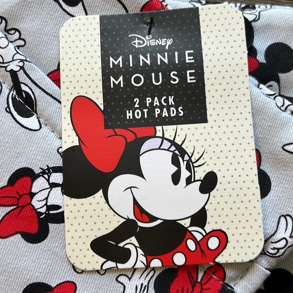 Set of 2 Disneys Minnie Mouse hot pads - Picture 2 of 3
